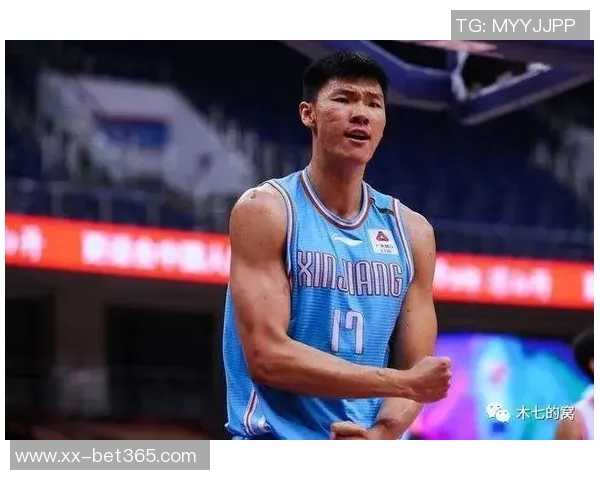 杨瀚森神勇防守一击扇飞弗里曼托篮下进攻皮球瞬间